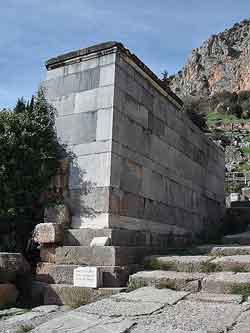 Altar of the Chians (photo by Mdaa)